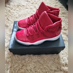 Air Jordan 11 Retro BG Gym red size 6.5Y